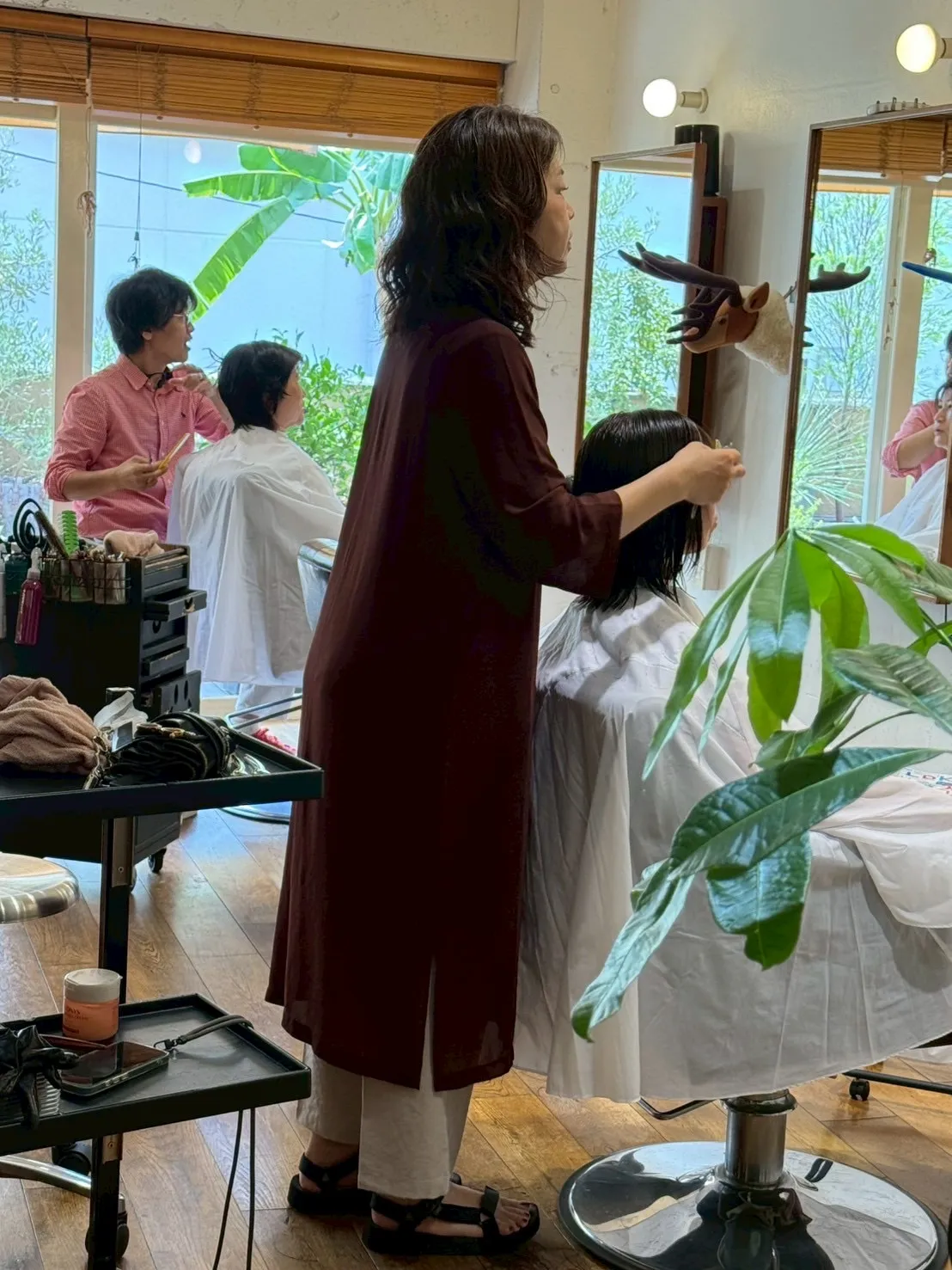 季節の花が飾られたモダンナチュラルな店内