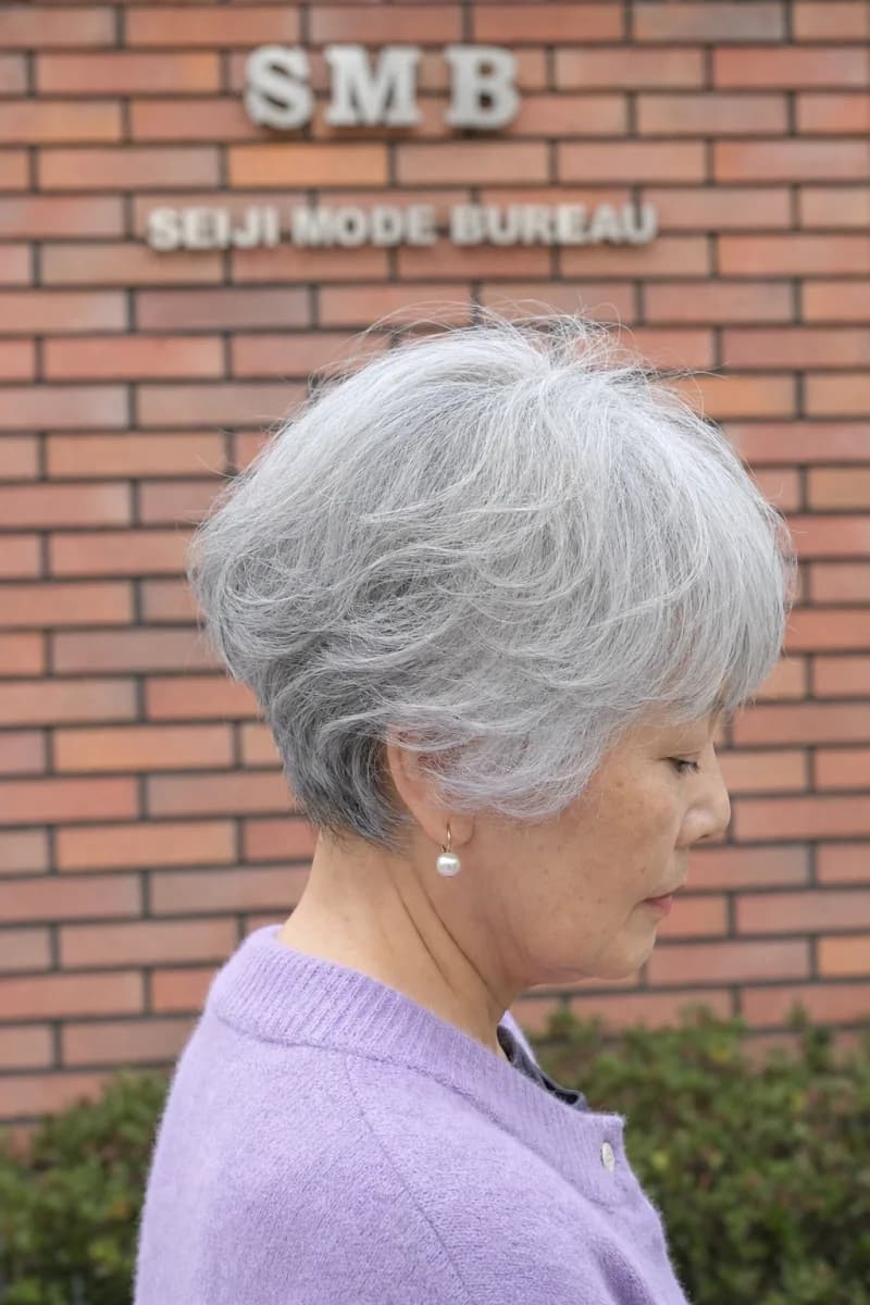 ふんわりと丸みのあるシルバーヘアショートの女性の横顔