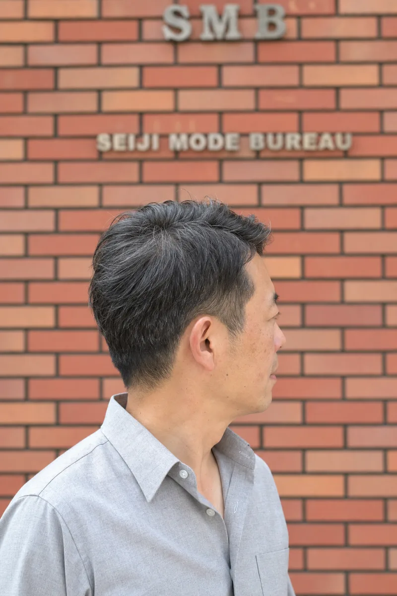 自然な分け目と短く整えたサイドのショートスタイルの男性の横顔